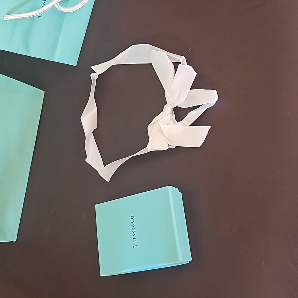 Tiffany & Co Shopping bags, ribbon and jewelry box. - Picture 2 of 11